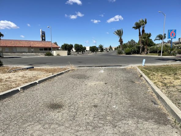 Freestanding Freeway Visible Restaurant + Equipment : 25014 W Dorris Ave, Coalinga, CA 93210